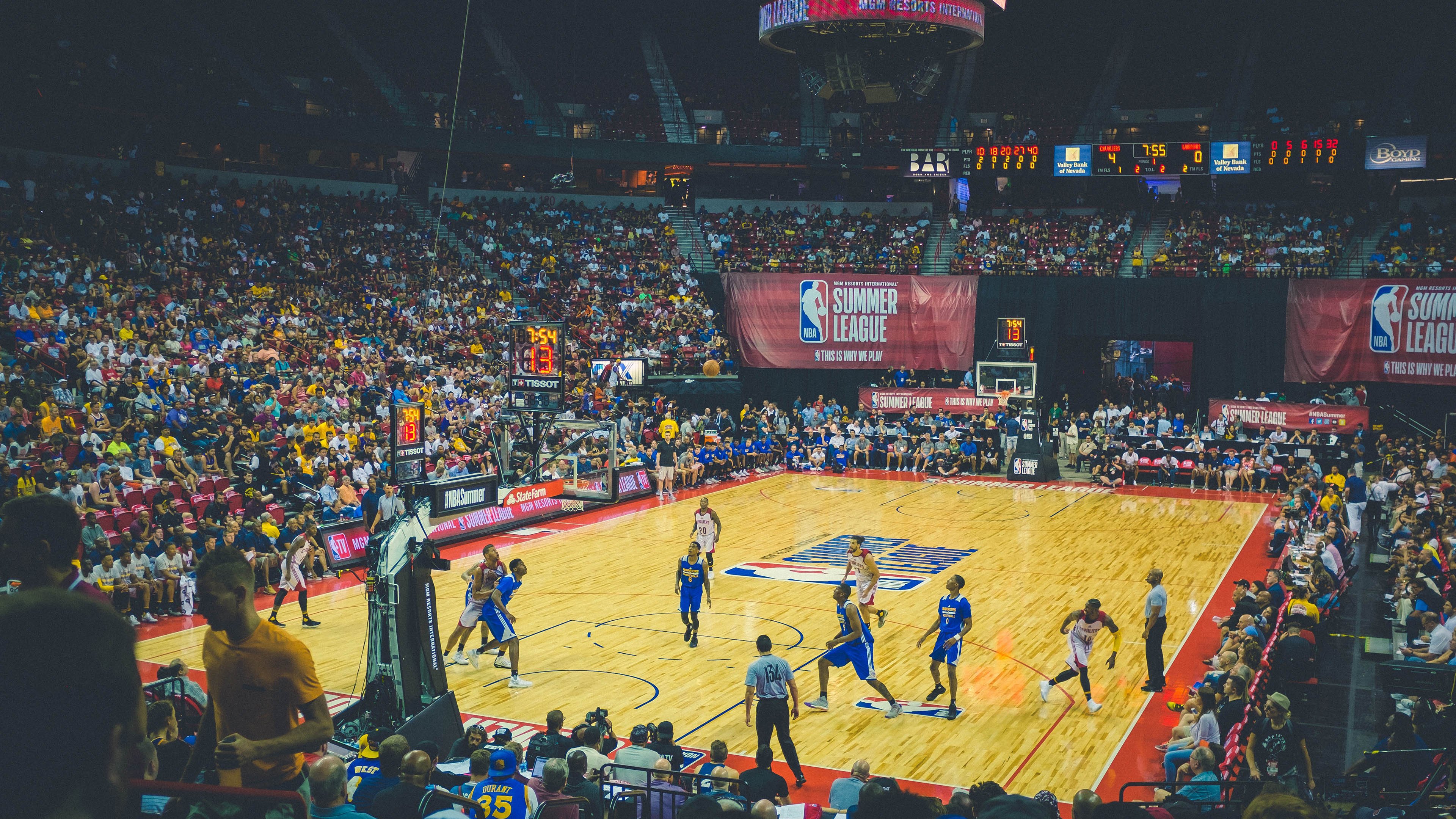 全球引体向上一天挑战纪录赛 俄罗斯选手以5000次创世界纪录